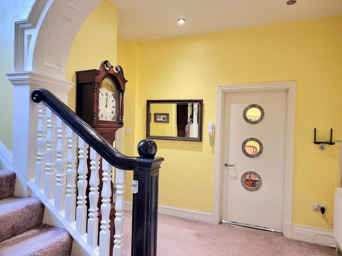Spacious Retreat With River Views Near Peak District マトロック エクステリア 写真