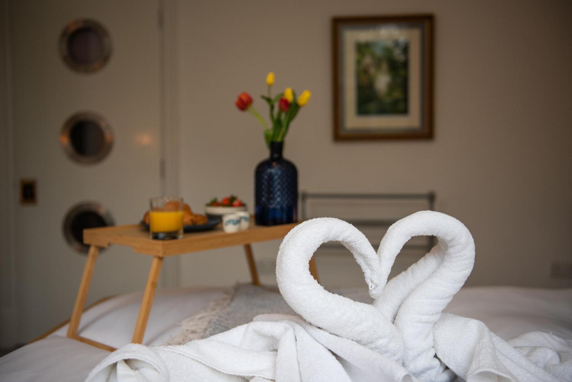 Spacious Retreat With River Views Near Peak District マトロック エクステリア 写真