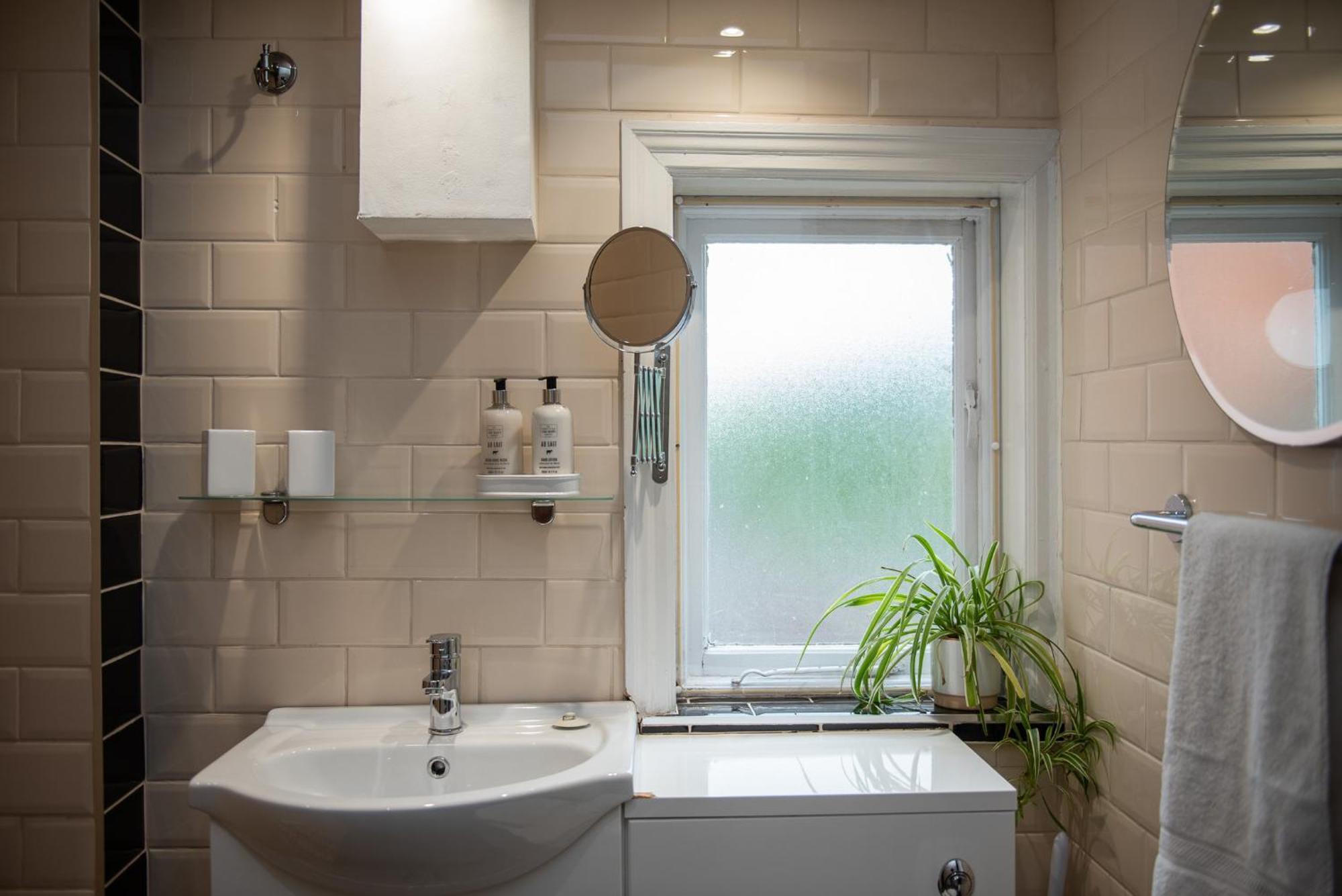 Spacious Retreat With River Views Near Peak District マトロック エクステリア 写真