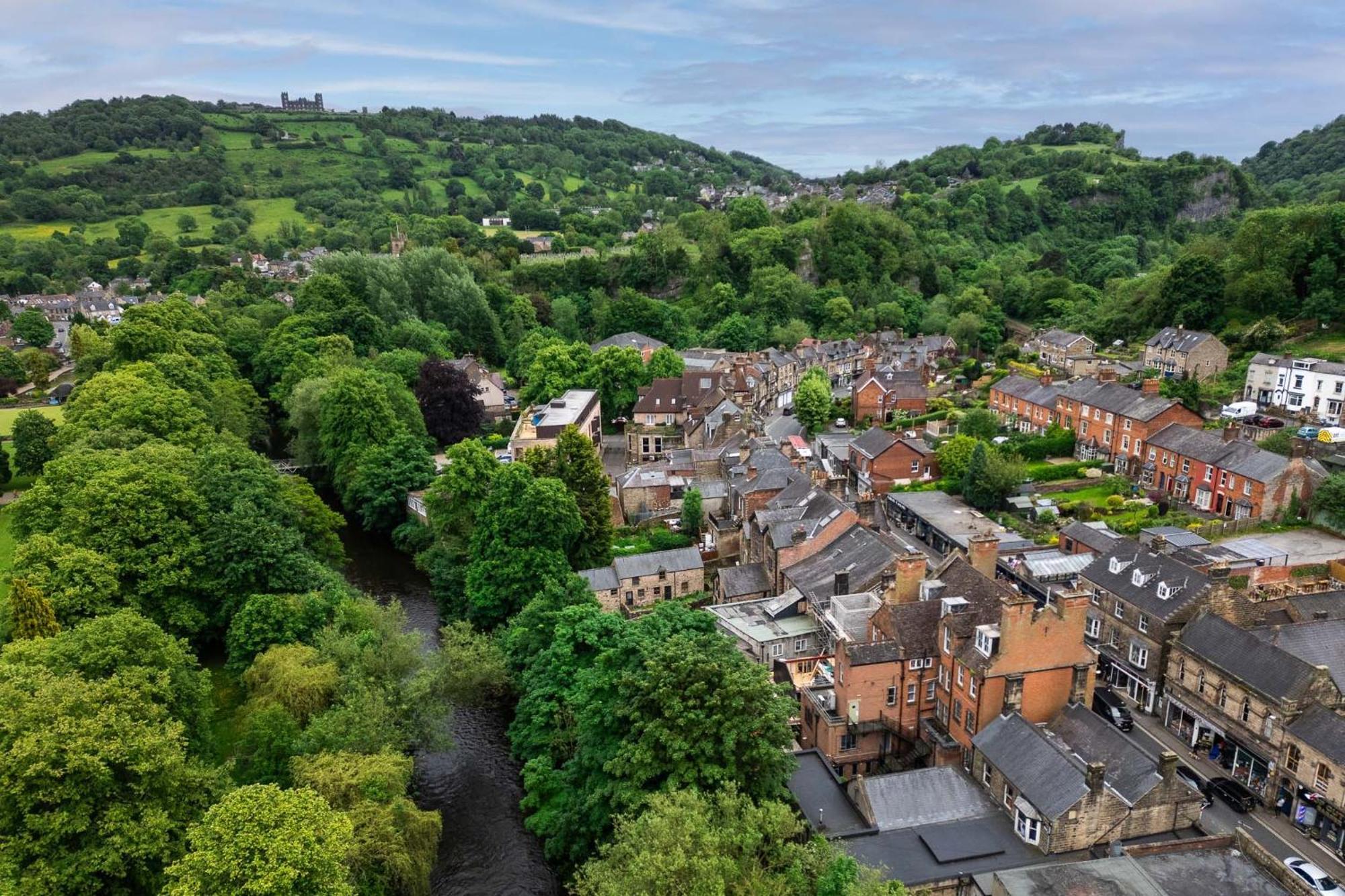 Spacious Retreat With River Views Near Peak District マトロック エクステリア 写真