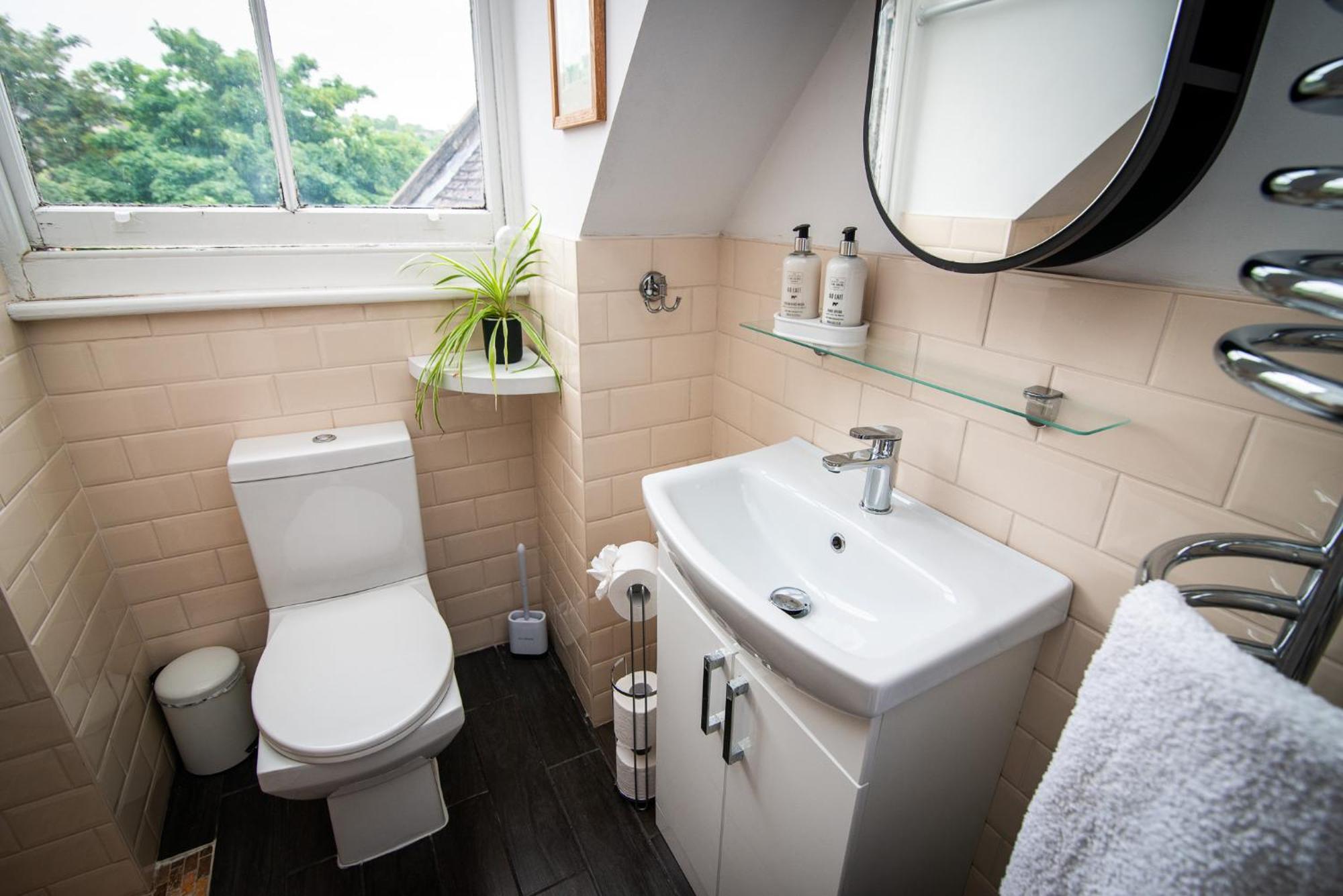 Spacious Retreat With River Views Near Peak District マトロック エクステリア 写真
