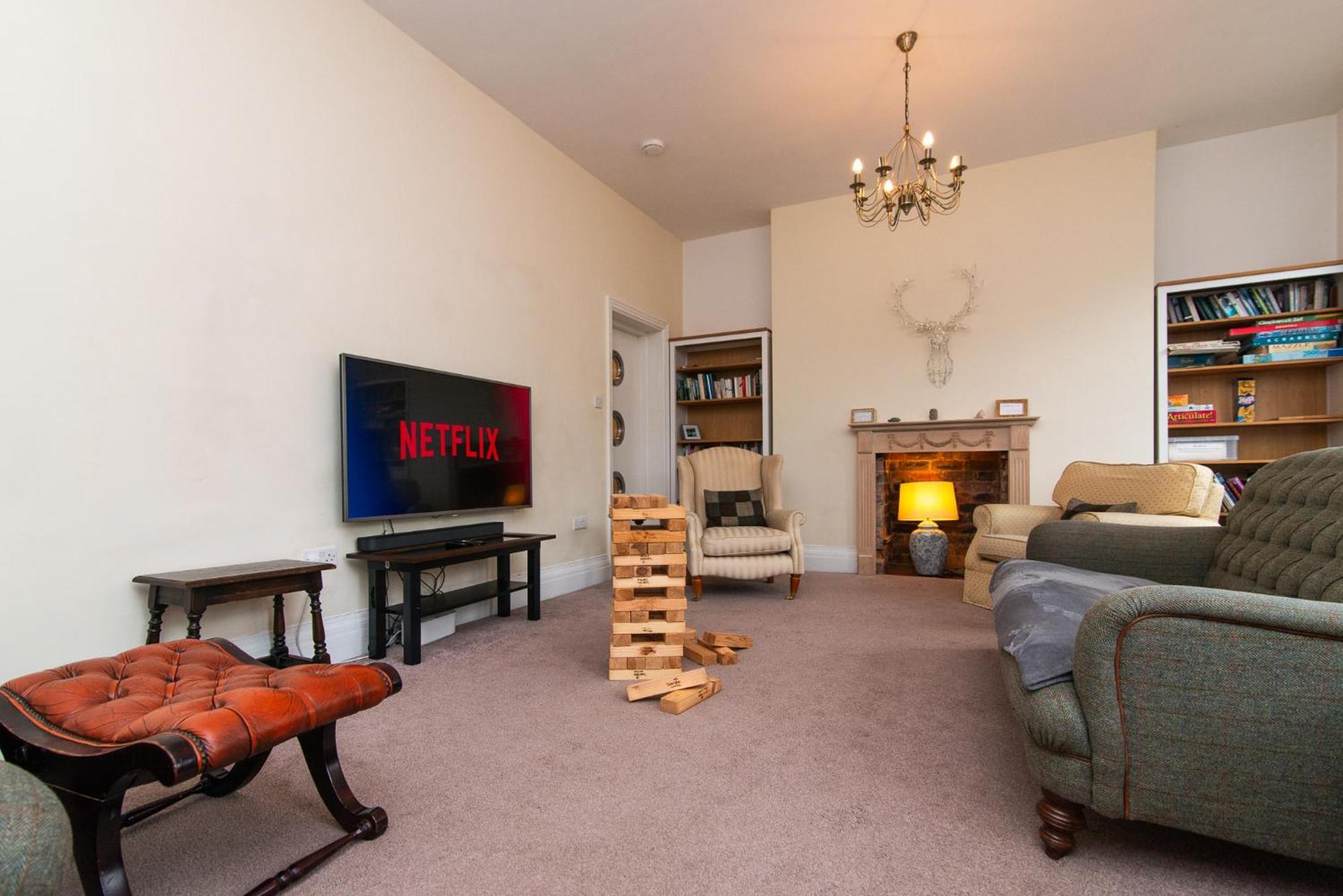 Spacious Retreat With River Views Near Peak District マトロック エクステリア 写真