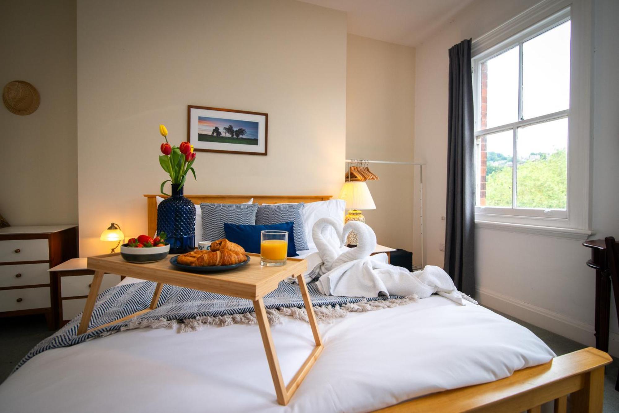 Spacious Retreat With River Views Near Peak District マトロック エクステリア 写真