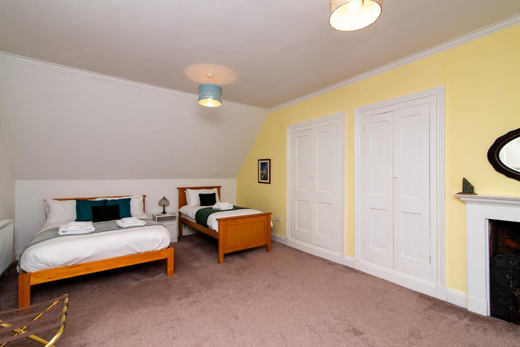 Spacious Retreat With River Views Near Peak District マトロック エクステリア 写真