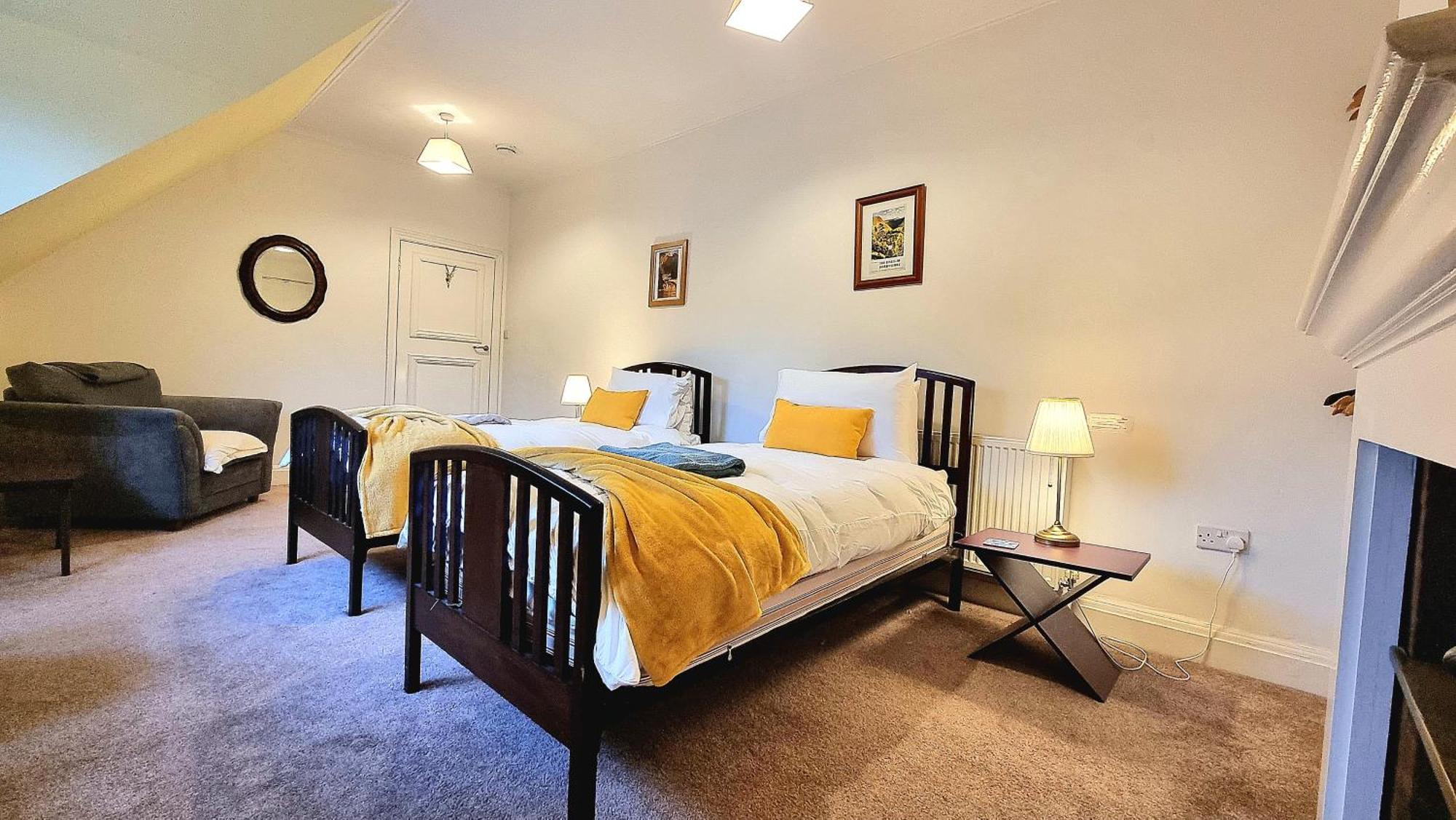 Spacious Retreat With River Views Near Peak District マトロック エクステリア 写真